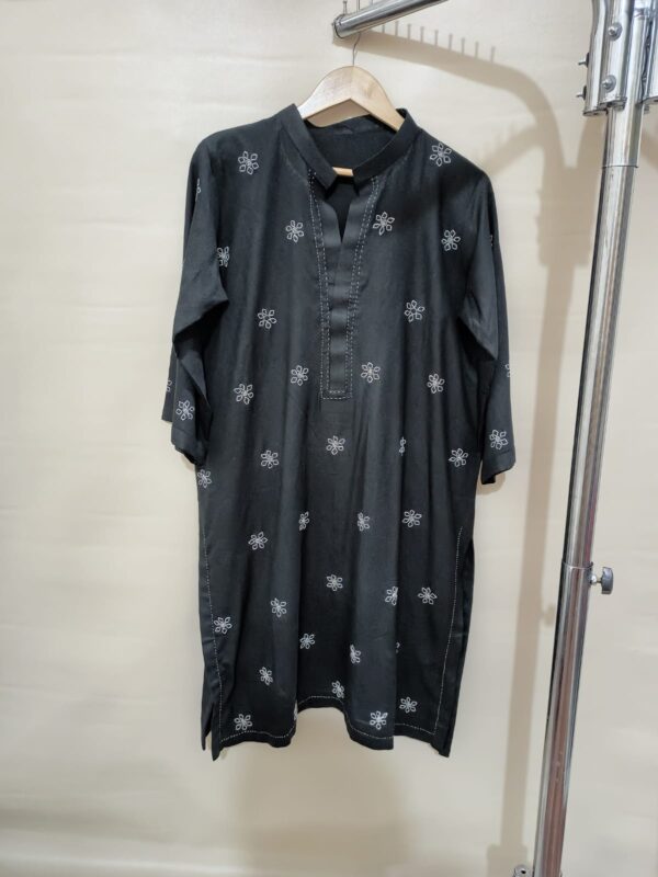 Black Embroidered Kurta with Floral Detailing