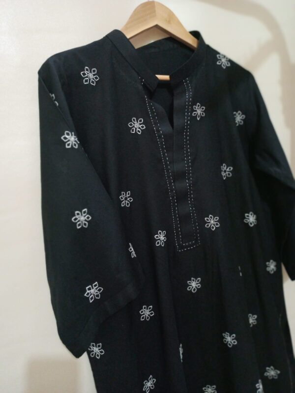 Black Embroidered Kurta with Floral Detailing