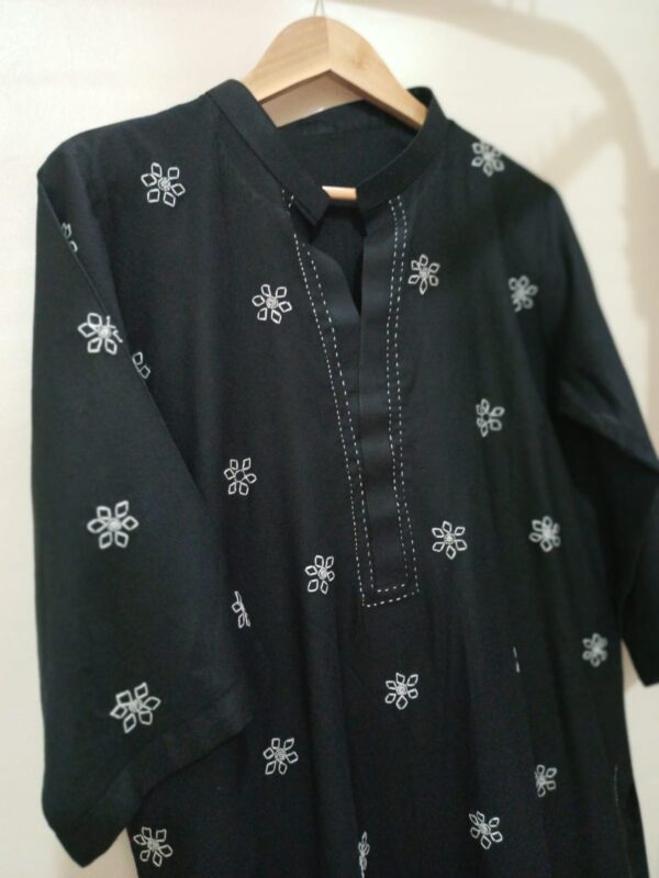 Black Embroidered Kurta with Floral Detailing